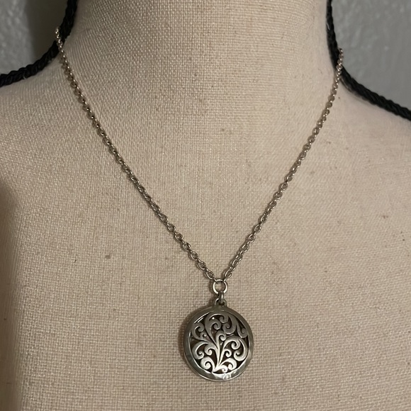 Lois Hill Jewelry - LOIS HILL SILVER NECKLACE.